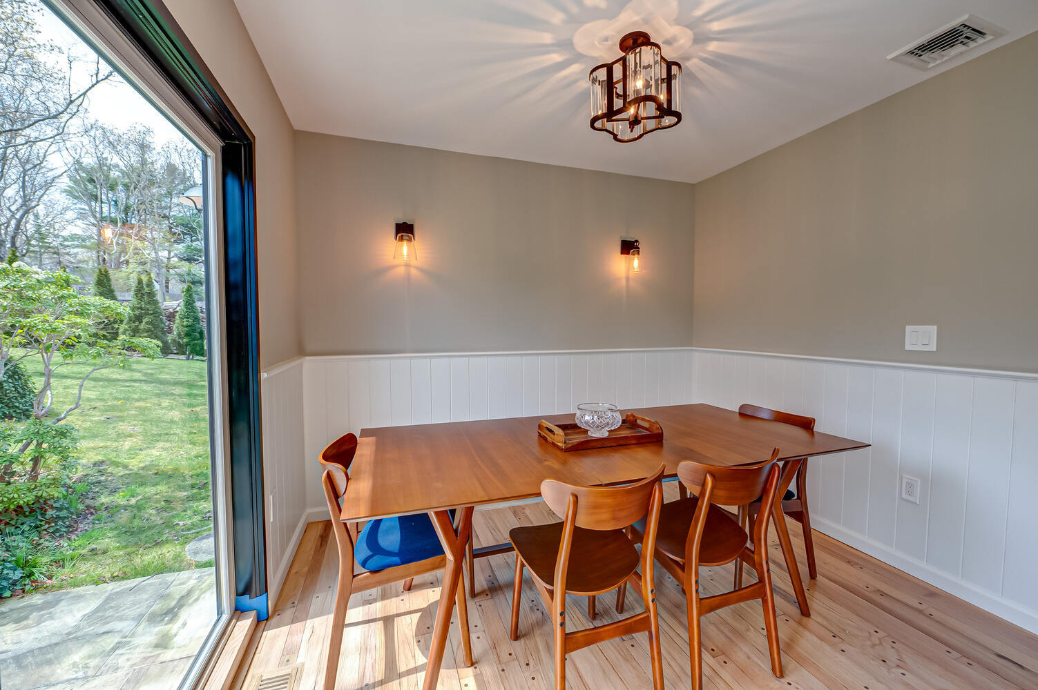 Wood-accent dining room renovation in Miller Place, NY by Long Island Creative Contracting, Inc Wood-accent dining room renovation in Miller Place, NY by Long Island Creative Contracting, Inc